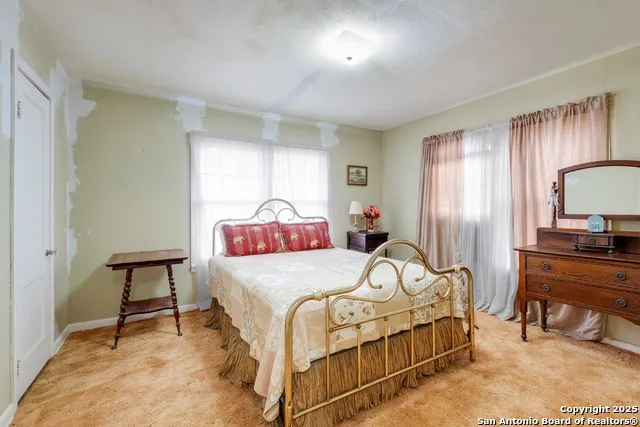 461 Highway 173 S Devine, TX 78016